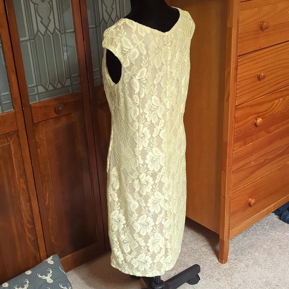 Yellow lace formal dress - Picture 3 of 4